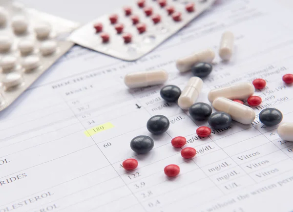 Relatório de diagnóstico médico e pílulas — Fotografia de Stock