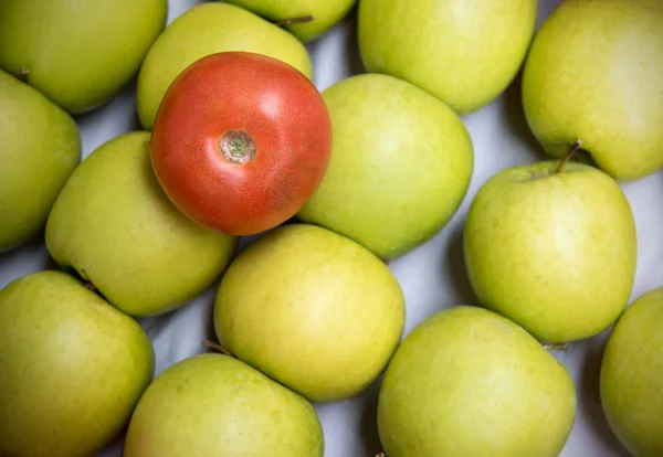 Rode tomaat op groene appels — Stockfoto
