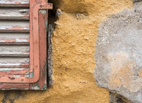 Fenêtre rouge sur un mur grogneux — Photo