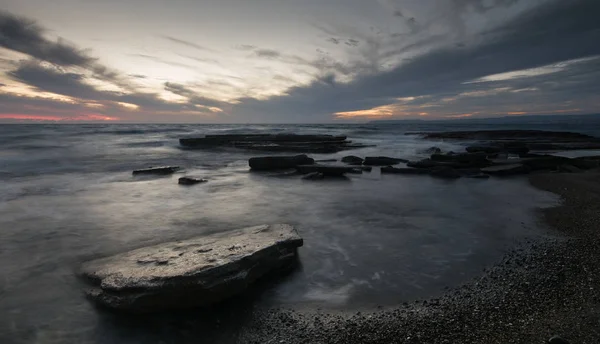 Coucher de soleil sur une côte rocheuse — Photo