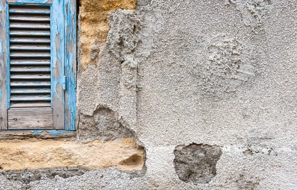 Janela azul em uma parede branca — Fotografia de Stock