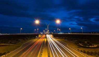 Bir karayolu üzerinde hızlı hareket arabalarından ışık yollar