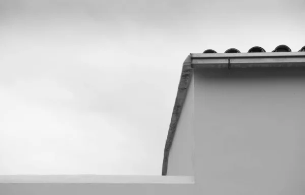 Telhado da casa branca e céu mal-humorado — Fotografia de Stock