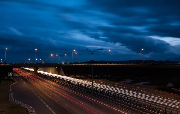 Lichtspuren von schnell fahrenden Autos auf der Autobahn — Stockfoto