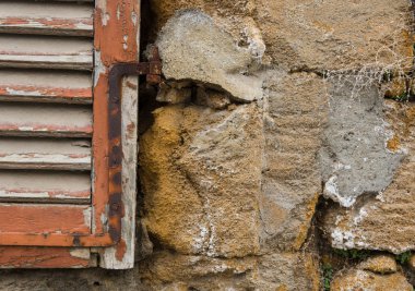 Kırmızı bir pencere bir grungy duvar