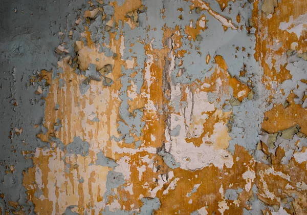 Ventana roja en una pared grumosa — Foto de Stock