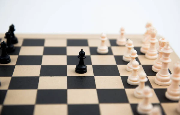 Schaken pionnen op een schaakbord — Stockfoto