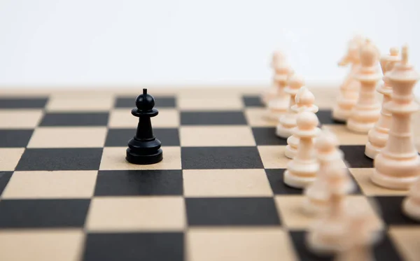 Schaken pionnen op een schaakbord — Stockfoto