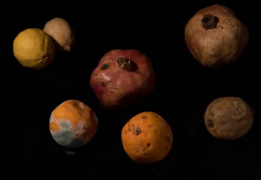 Küflü ve sağlıksız meyveler. 