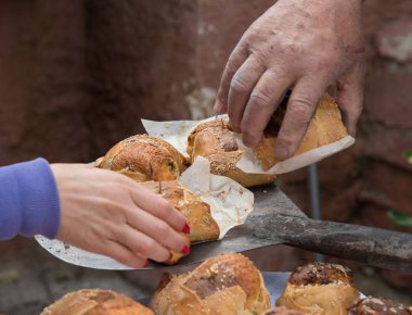 Kıbrıs Paskalya peynirli börek Flaounes