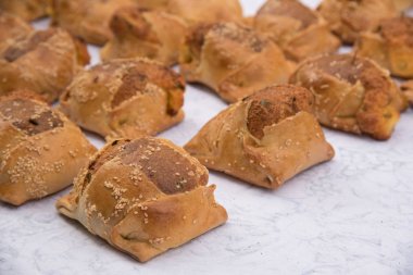 Kıbrıs Paskalya peynirli börek Flaounes