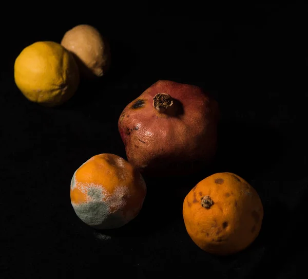 Golpe de frutas mohosas y malsanas — Foto de Stock