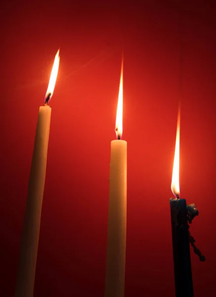 Sagradas velas religiosas queimando — Fotografia de Stock