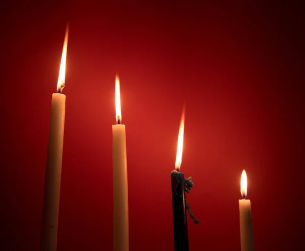 Sagradas velas religiosas queimando — Fotografia de Stock