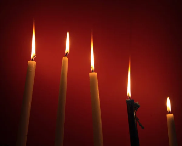 Bougies religieuses sacrées brûlant — Photo