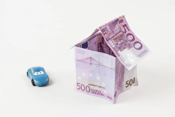 Hus gjort med 500 eurosedlar — Stockfoto