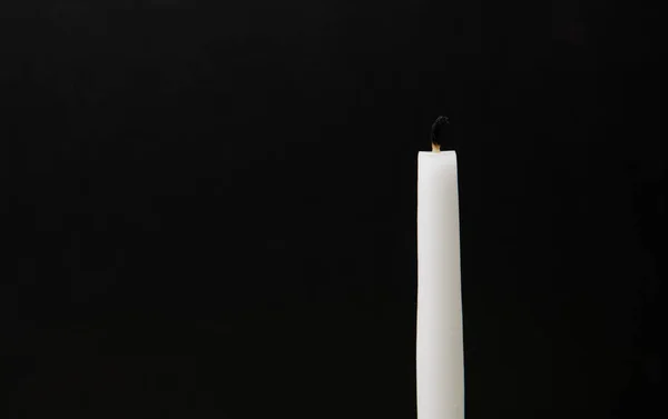 Weiße religiöse Kerze auf schwarzem Hintergrund — Stockfoto