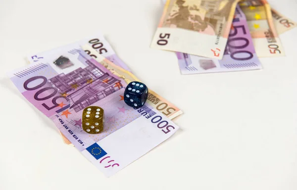 Vijf honderd en vijftig Euro-bankbiljetten en dobbelstenen — Stockfoto