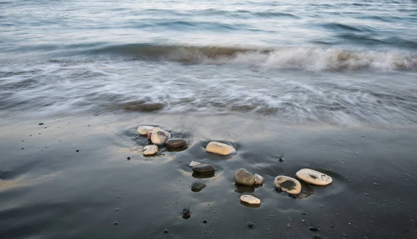 卵石海滩和流动海水中 — 图库照片