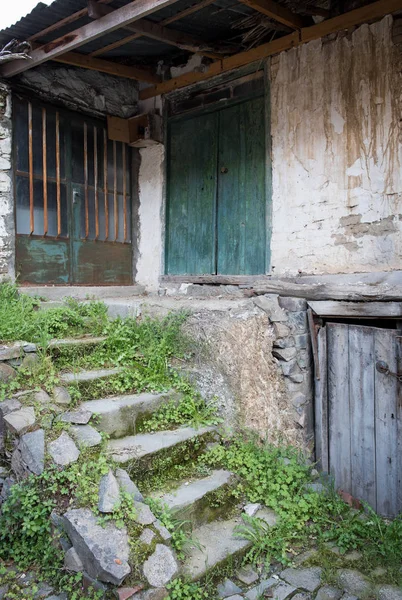 Verlaten huis voordeur — Stockfoto