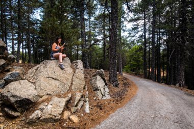 Genç genç kız bir kitap okuma