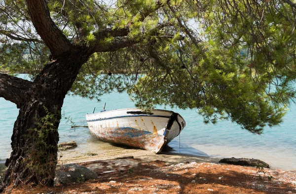 Fischerboot ruht an der Küste — Stockfoto