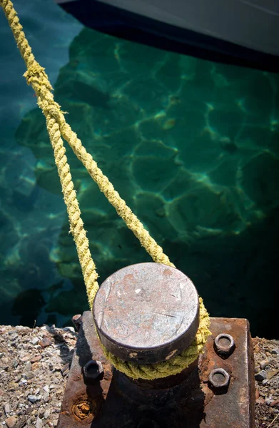 Pilona metálica y cuerda asegurando un barco —  Fotos de Stock
