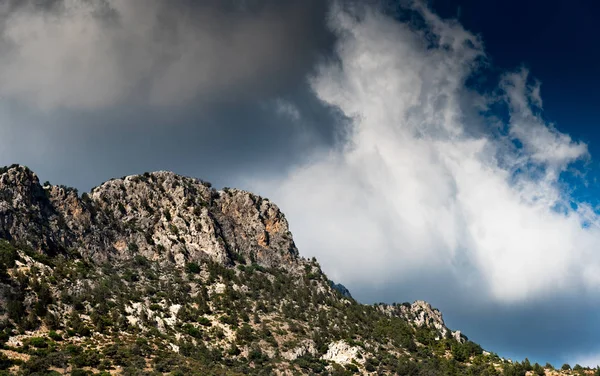 Mountain range peak covered  with dramatic clouds — Stock Photo, Image