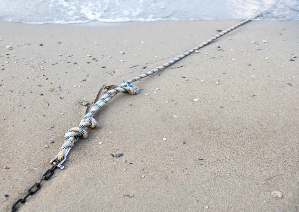 Lana a kovový řetěz na moři — Stock fotografie
