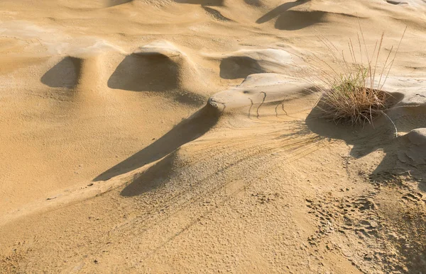 Kum tepeleri ile kuru çöl kara.