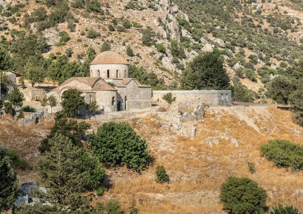 Vieja iglesia cristiana ortodoxa abandonada y olivo — Foto de Stock