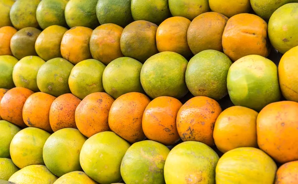 Verse sinaasappel Mandarijn en groene citrusvruchten — Stockfoto