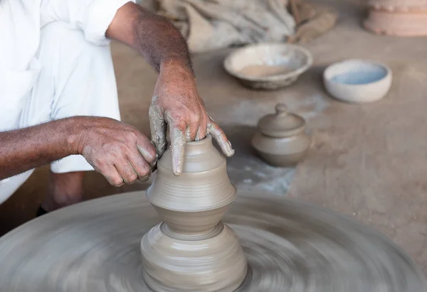 Homme faisant de la poterie d'argile à la main — Photo