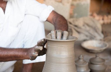 El yapımı kil çömlek yapım adam