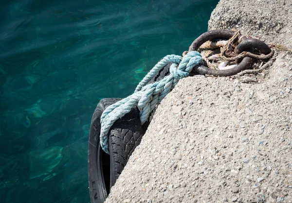 Gamla metall dock förtöjning pole — Stockfoto