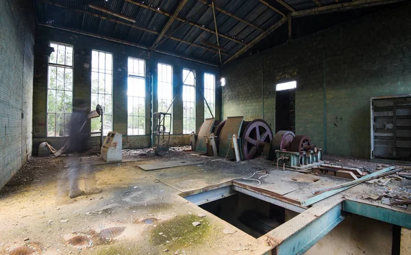 Egy elhagyott elhagyott gyári belső — Stock Fotó