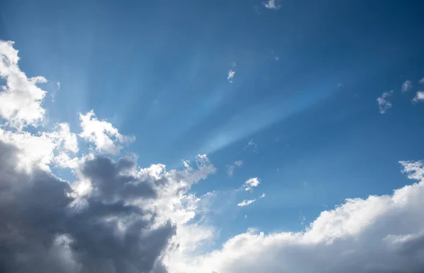 Cumulus biały chmury dramatyczne — Zdjęcie stockowe