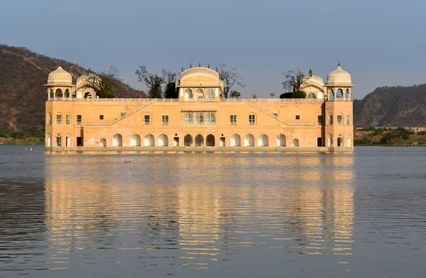 El palacio de Jal Mahal en el lago Man Sagar en Jaipur, India — Foto de Stock