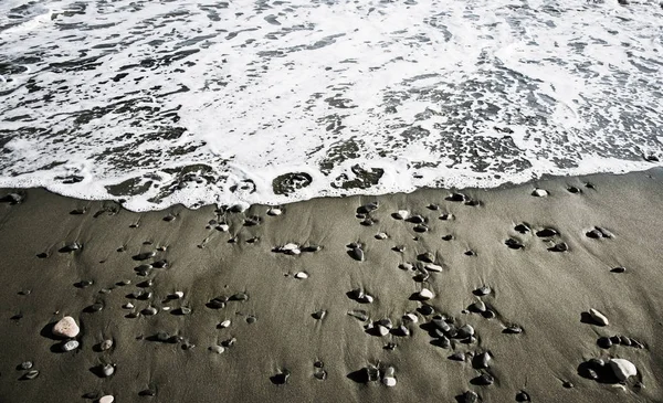 Strand-kiezels en seawaves. — Stockfoto
