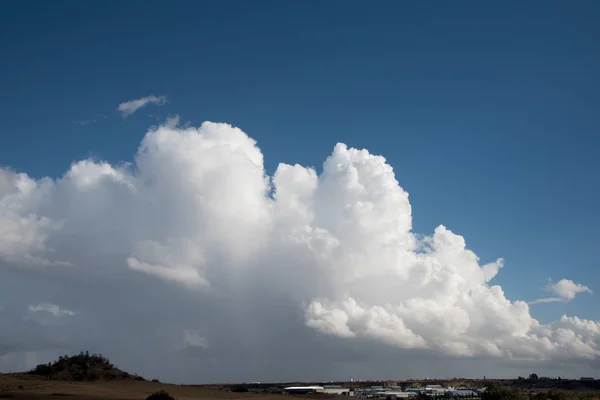 Bianco cumulus nuvole drammatiche — Foto Stock
