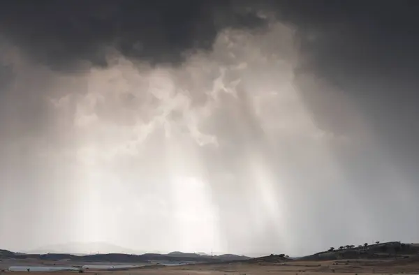 Raggi di sole tra drammatiche nuvole tempestose . — Foto Stock