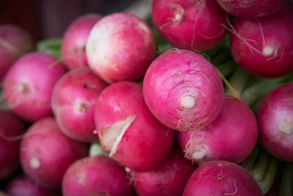 Verduras rojas de rábano sano en un mercado de frutas — Foto de Stock