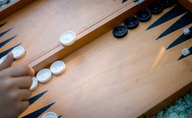 Tavla oyunu oynarken zar atma el.