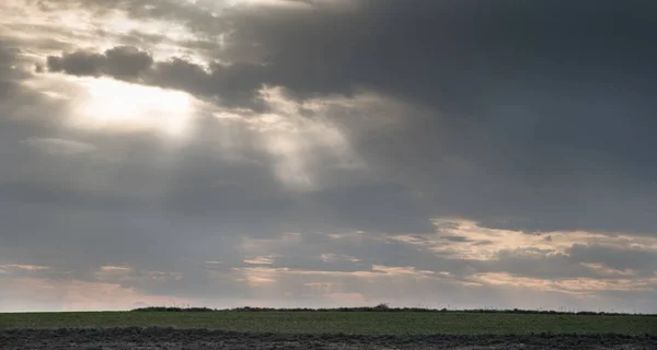 극적인 폭풍우 구름 사이 태양 광선. — 스톡 사진