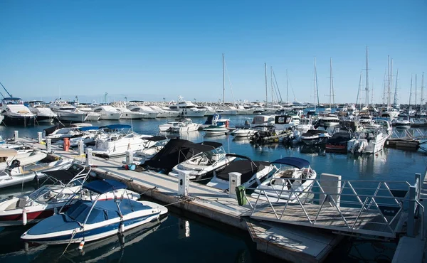 Yachten vor Liegeplatz im Yachthafen Limassol, Zypern — Stockfoto