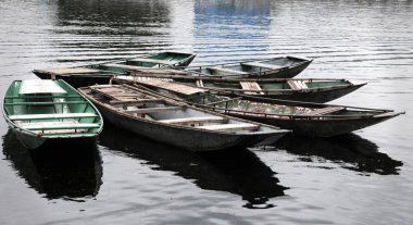 Vietnamca ahşap satır nakletmek--dan turist nehrinde tekne.