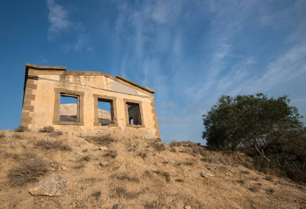 Έρημη Εγκαταλελειμμένο Σπίτι Στην Κορυφή Ενός Γκρεμού Και Μπλε Συννεφιασμένο — Φωτογραφία Αρχείου