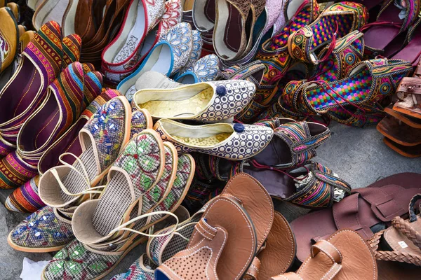 Sapatos e chinelos elegantes tradicionais — Fotografia de Stock