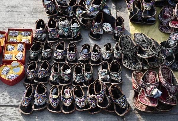 Zapatos y zapatillas con estilo tradicional —  Fotos de Stock