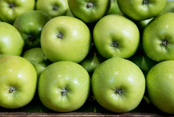 Groene appels op een korf — Stockfoto